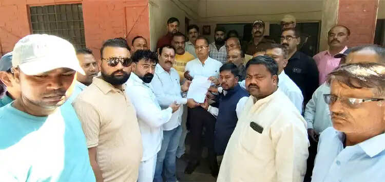 ई-कार्ट और सिटी बस संचालन के विरोध में उतरे ऑटो-विक्रम चालक, 30 को नगर निगम घेराव का ऐलान