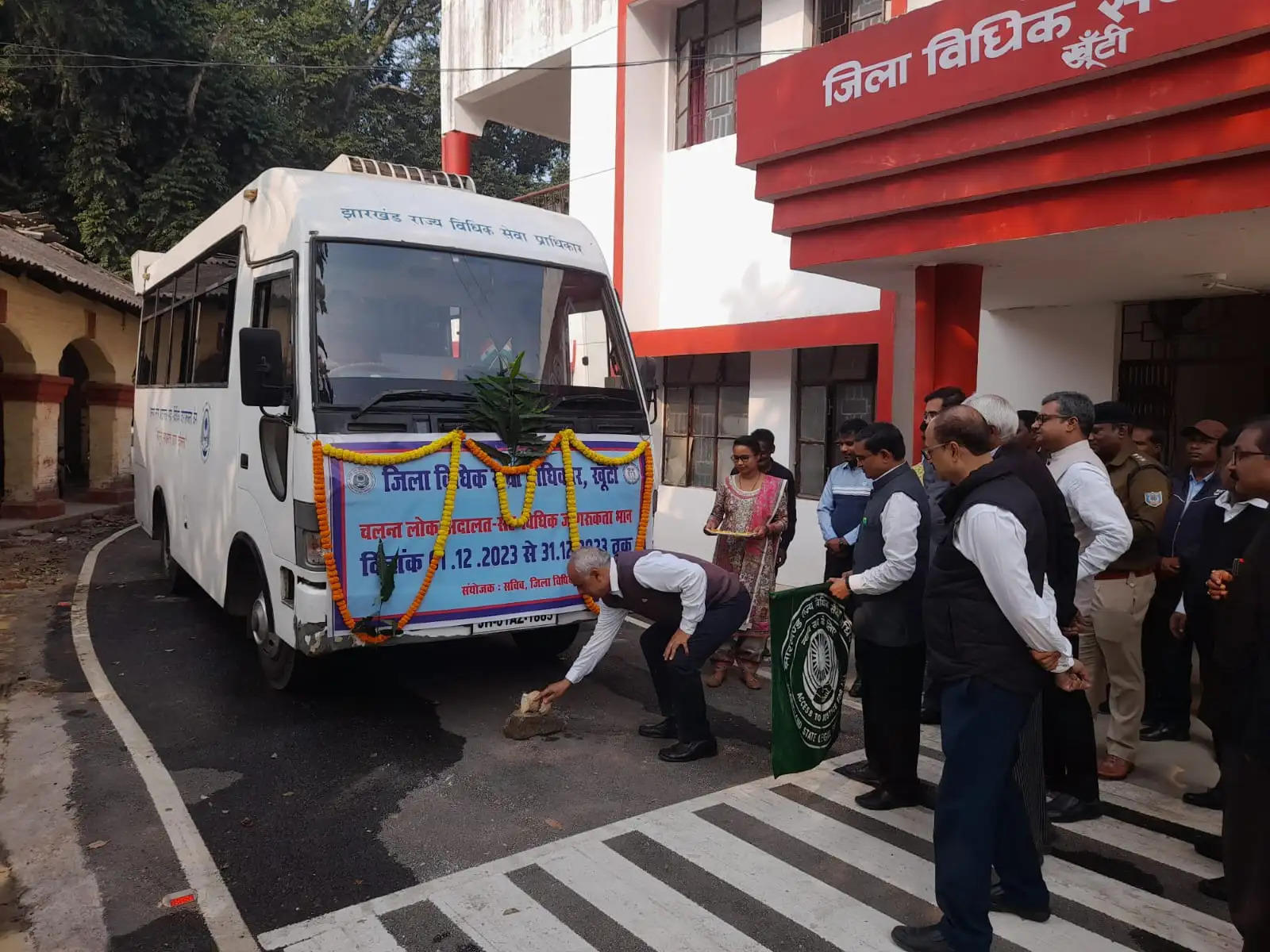 प्रधान जिला जज ने चलंत लोक अदालत को दिखाई हरी झंडी