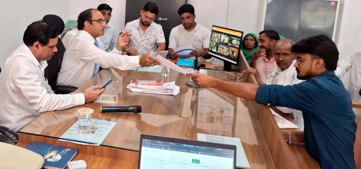 हांसी : सीवरेज की शिकायत पर भड़के एसडीएम, जन स्वास्थ्य विभाग के एसडीओ को थमाया नोटिस
