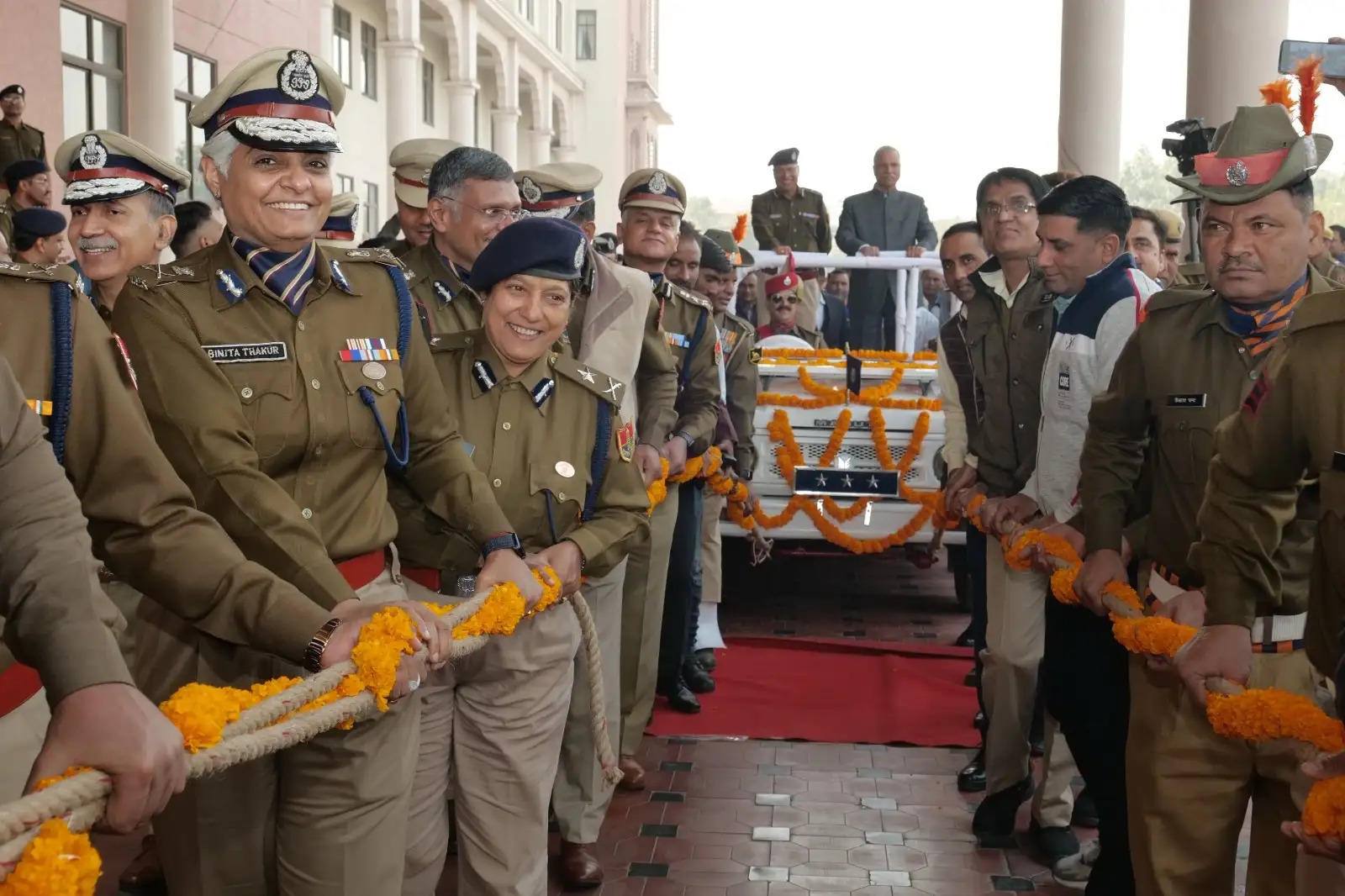 निवर्तमान पुलिस महानिदेशक मिश्रा को सेवानिवृत्ति पर रस्सों से कार खींच कर दी भावभीनी विदाई