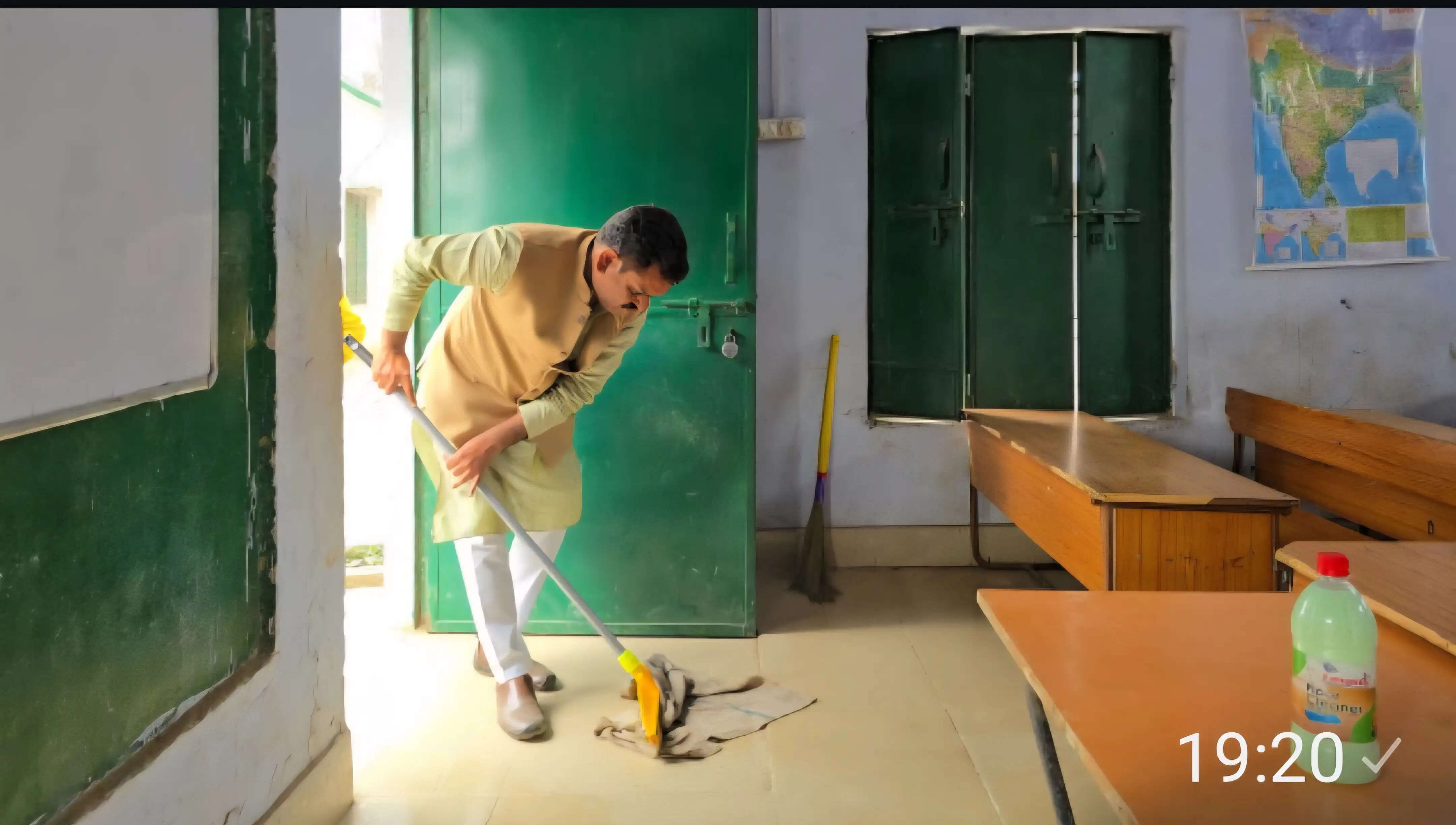 कन्नौज: मंत्री असीम अरुण ने बच्चों संग जगाया स्वावलंबन और स्वच्छता का संस्कार