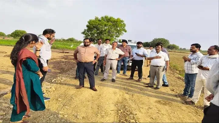 ग्वालियरः जिला पंचायत सीईओ ने ग्रामीण क्षेत्रों का निरीक्षण कर ली जल समस्या की जानकारी