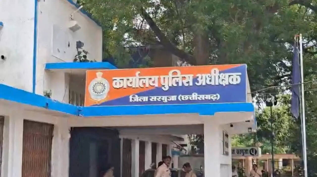 अम्बिकापुर : वसूली के कथित ऑडियो कांड से गरमाई सरगुजा की राजनीति, जांच की मांग लेकर एसपी दफ्तर पहुंचे कांग्रेसी
