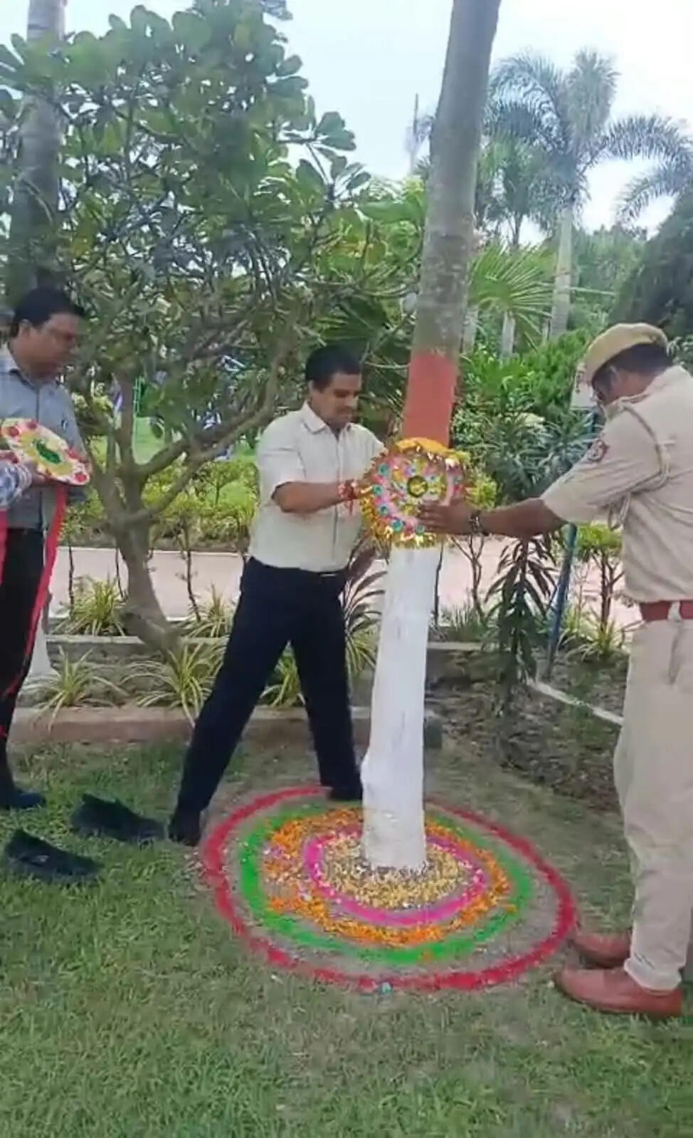 वृक्ष सुरक्षा दिवस पर डीएम ने पेड़ में बांधा रक्षा सूत्र, संरक्षण का लिया संकल्प