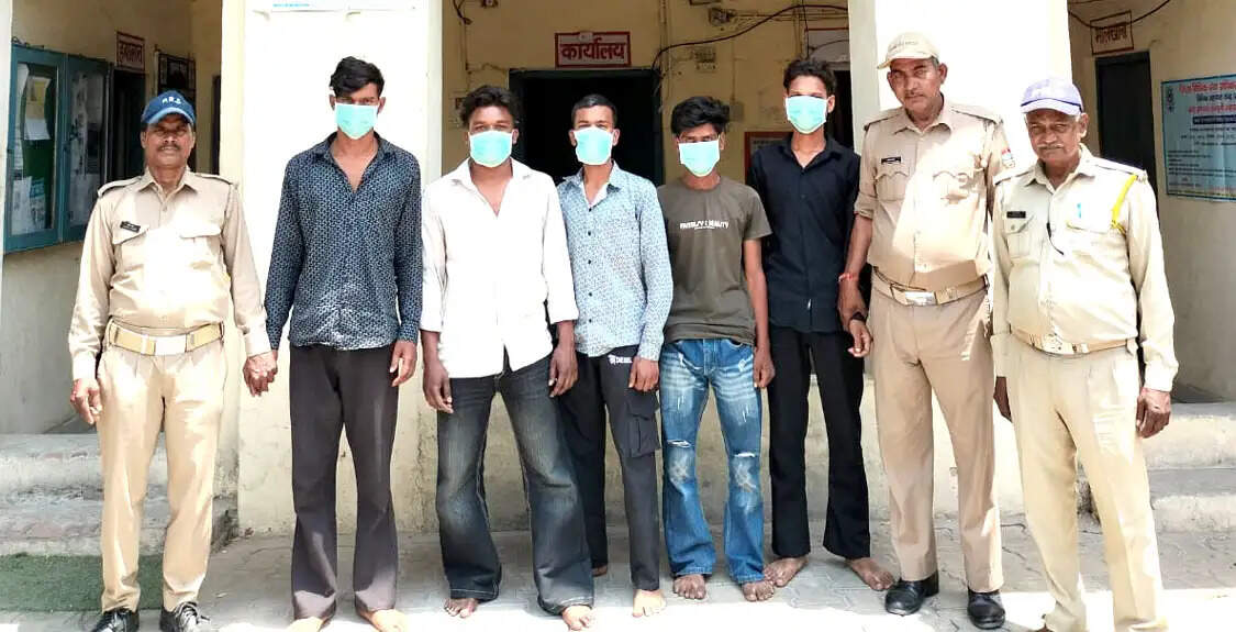 वाहनों के शीशा तोड़ गैंग के पांच सदस्य गिरफ्तार
