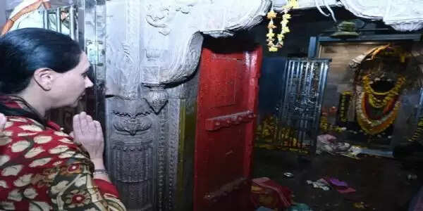 उप मुख्यमंत्री दीया कुमारी ने प्रयागराज में अक्षय वट, बड़े हनुमान और नागवासुकी मंदिर में की पूजा-अर्चना