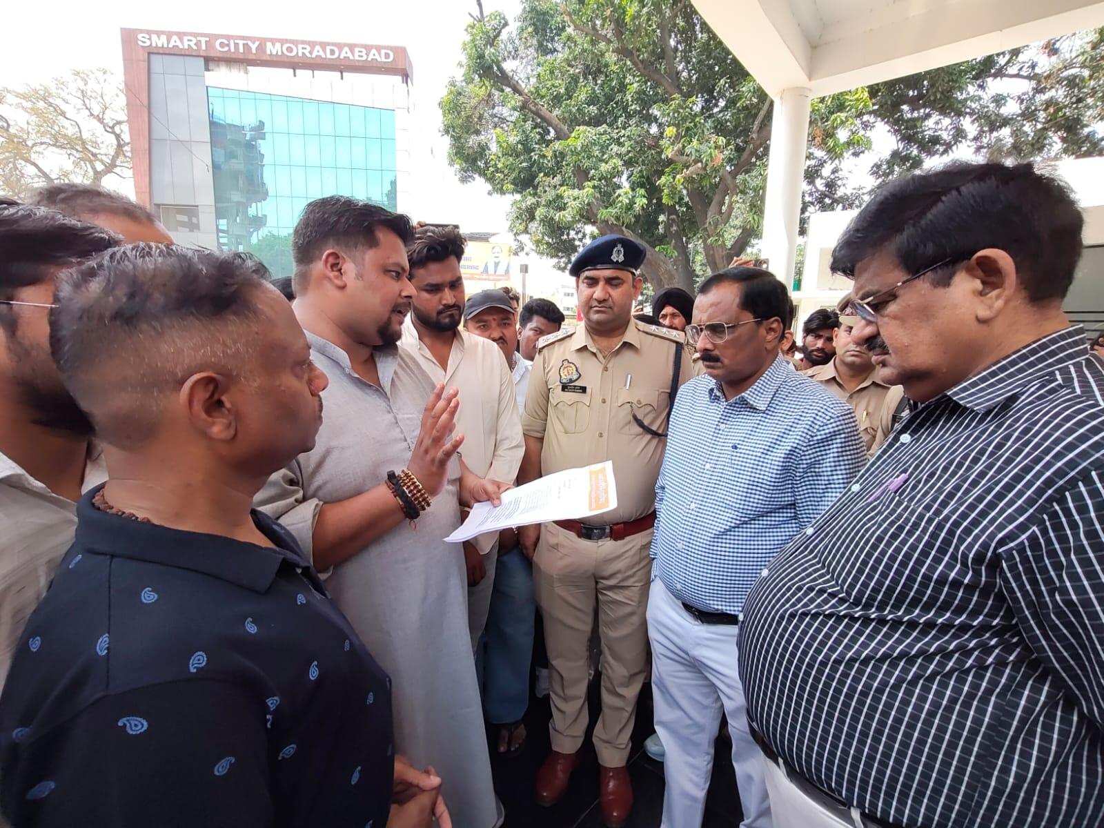 राष्ट्रीय बजरंग दल ने गौ संरक्षण के लिए हरिद्वार-मुरादाबाद हाईवे पर लगाया जाम