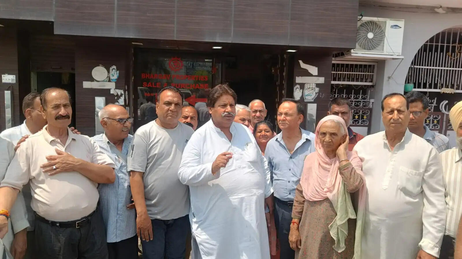 जेकेपीसीसी के कार्यकारी अध्यक्ष रमन भल्ला ने नई बस्ती क्षेत्र में लोगों की शिकायतें सुनीं