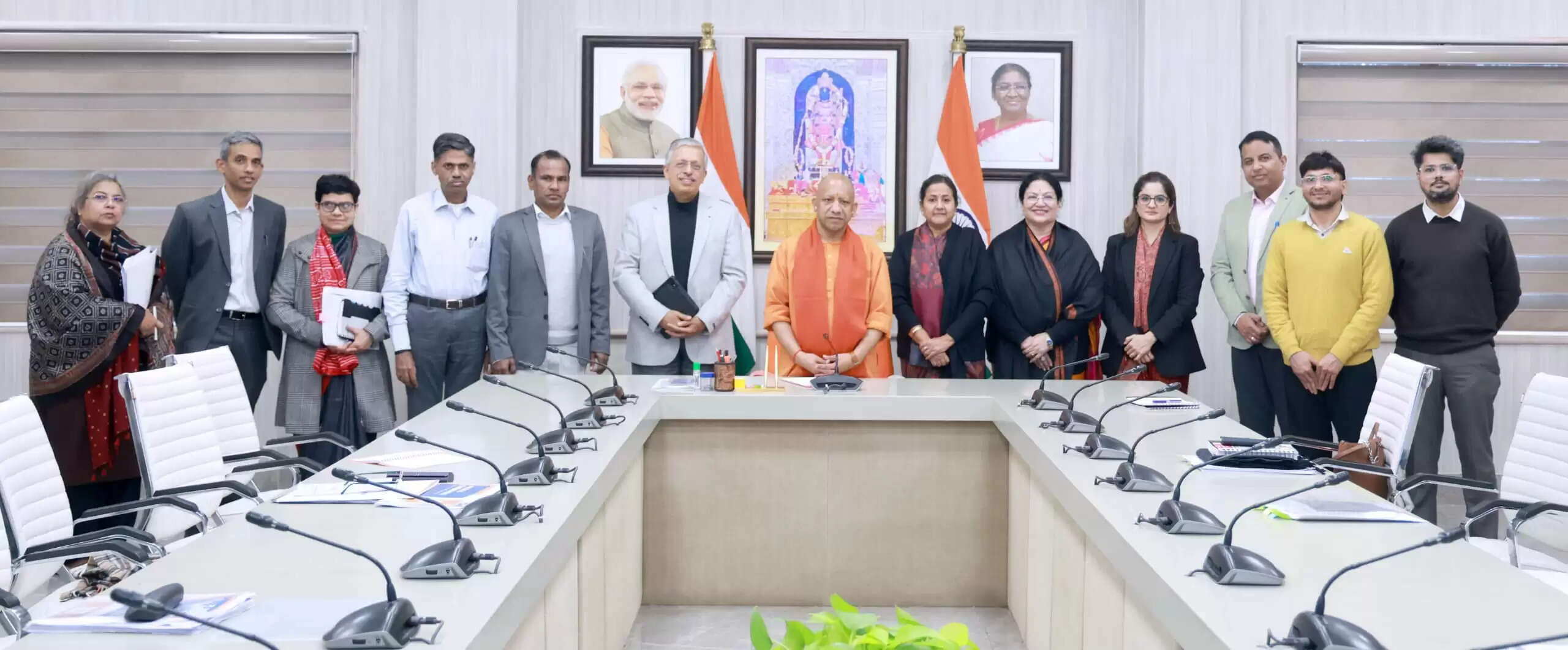 सभी अधिकारियों एवं कर्मचारियों के लिए कैपेसिटी बिल्डिंग कार्यक्रम को बनाएं अनिवार्य : मुख्यमंत्री योगी