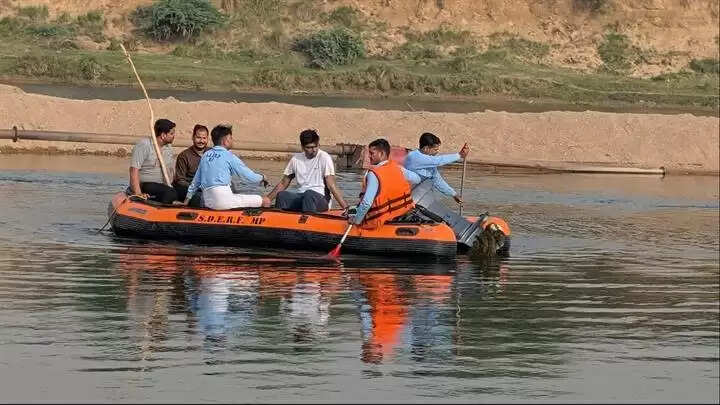ग्वालियरः अवैध रेत उत्खनन के खिलाफ बड़ी कार्रवाई, चार पनडुब्बियाँ नष्ट कराईं, दो लोडर व तीन ट्रेक्टर जब्त
