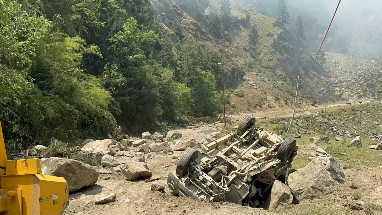 (अपडेट) उत्तरकाशी में गंगोत्री राष्ट्रीय राजमार्ग पर पहाड़ी से गिरे पत्थर, एक की मौत, 10 घायल