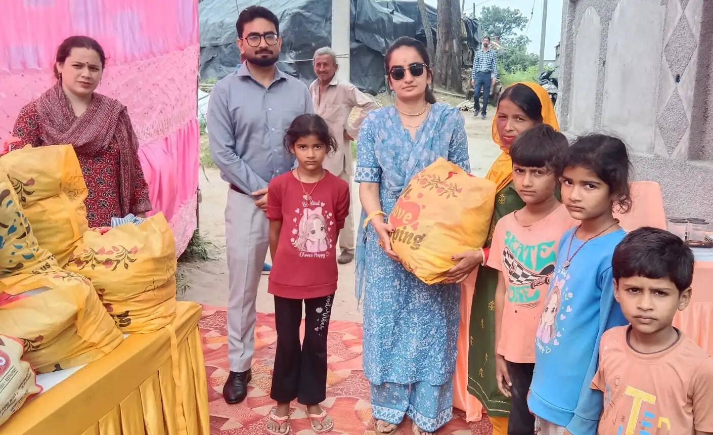 डीसी गंधर्वा राठौड़ ने झुग्गी बस्ती के लोगों को बांटे कपड़े और खिलौने