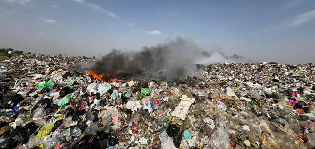 हांसी नगर परिषद के डंपिंग स्टेशन में लगी भयंकर आग, किसान हुए परेशान