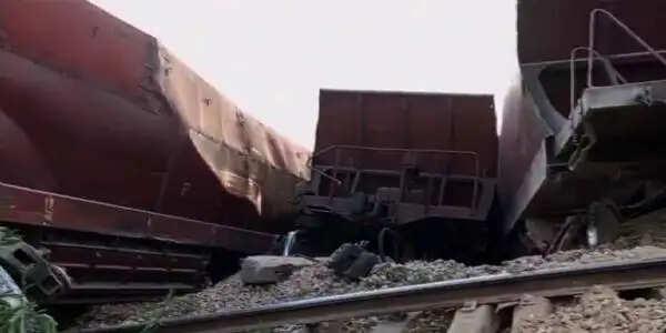 पाकिस्तान में मालगाड़ी के 17 डिब्बे पटरी से उतरे, रेल सेवा में रुकावट