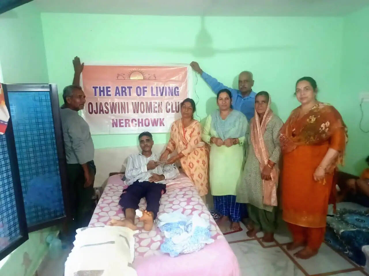 आर्ट ऑफ़ लिविंग के ओजस्विनी वुमन क्लब नेरचौक ने की जरूरतमंद परिवार की सहायता