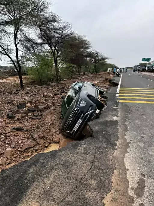 राजस्थान के 14 जिलों में मानसून की एंट्री, जैसलमेर के पास पुल बहा, कई गाड़ियां फंसीं