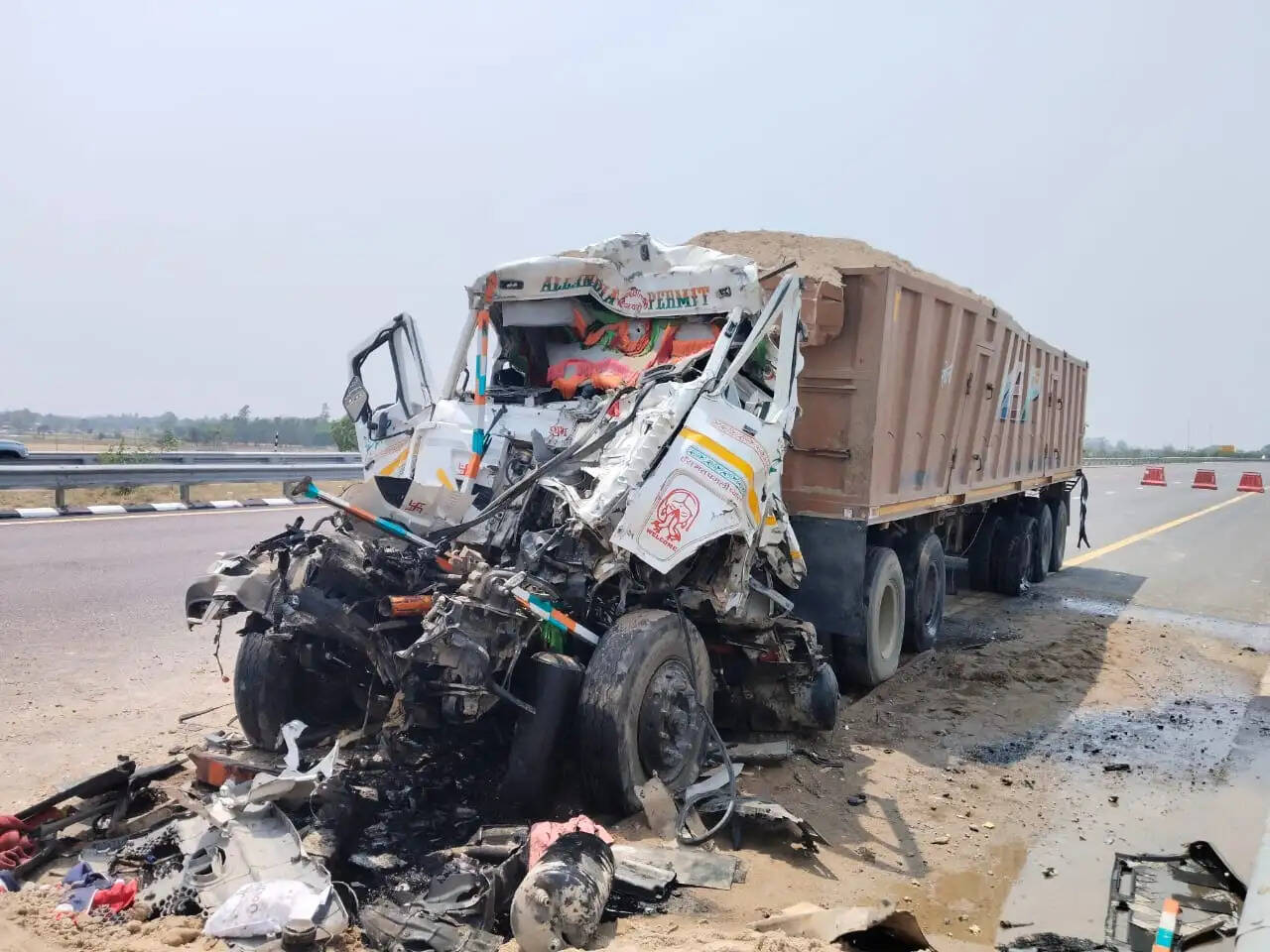 पूर्वांचल एक्सप्रेसवे पर खड़े ट्रक के पीछे टकराया दूसरा ट्रक, चालक की मौत