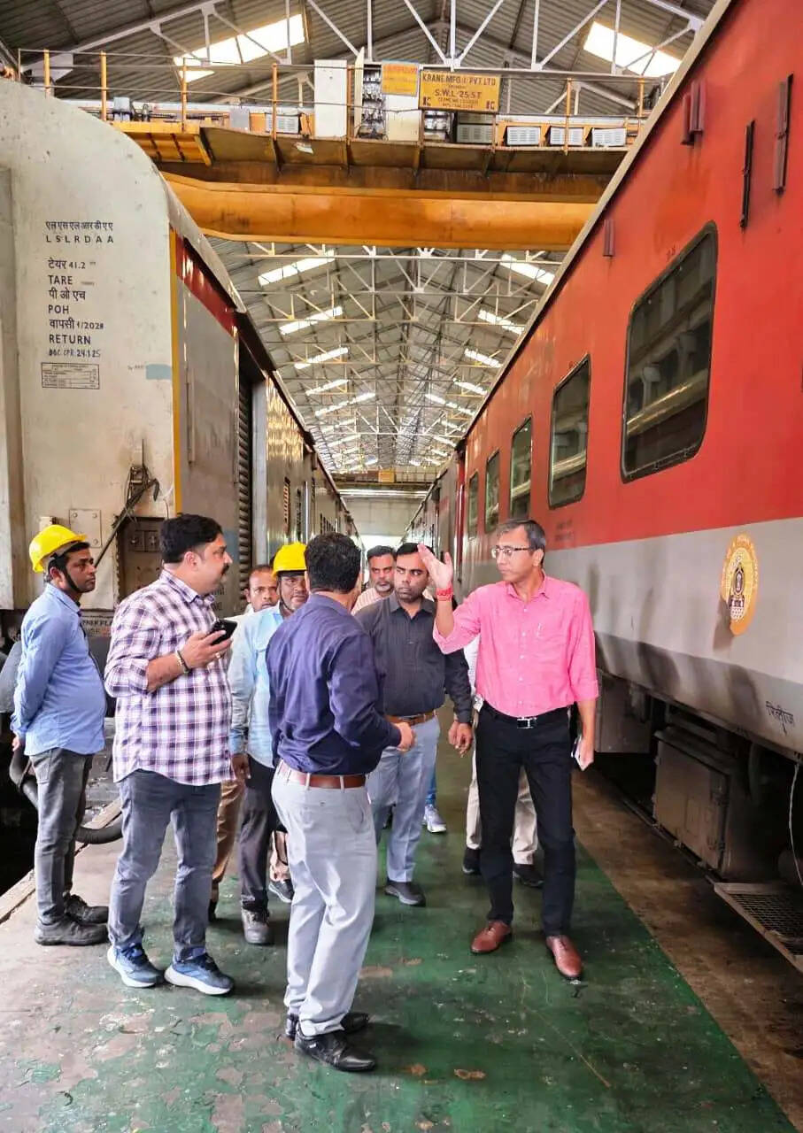 बनारस कोचिंग डिपो में सुरक्षा उपकरणों की जांच, डीआरएम ने दिए नियमित निगरानी के निर्देश