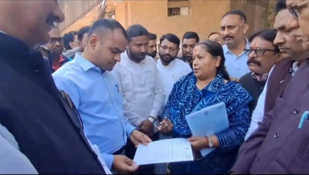 भूमिधरी के अधिकार की मांग को लेकर विधायक की अगुवाई में धरना