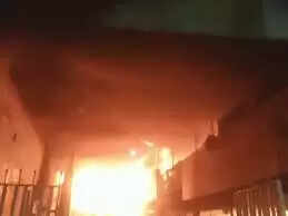 भोपाल के टिंबर मार्केट में लगी भीषण आग, तीन दुकानें जलकर खाक, 4 लोग घायल