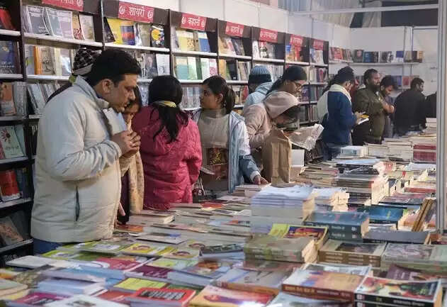 पुस्तक मेला : किताबों की दुनिया में महापुरुषों को खोजते पाठक