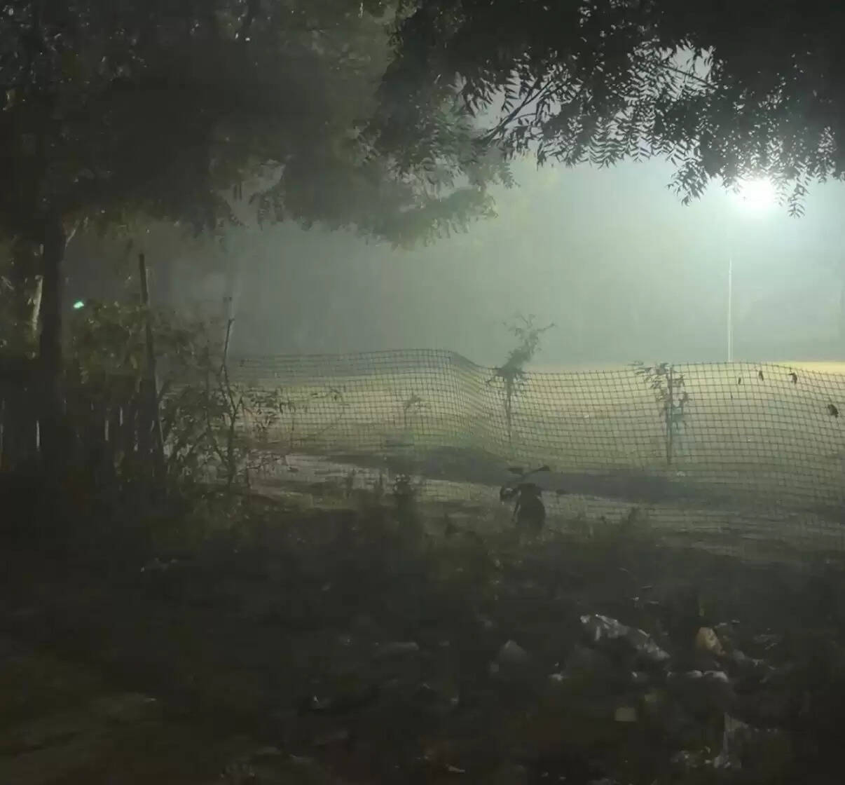 फर्रुखाबाद में घना कोहरा और दृश्यता कम हाेने से जनजीवन अस्त व्यस्त