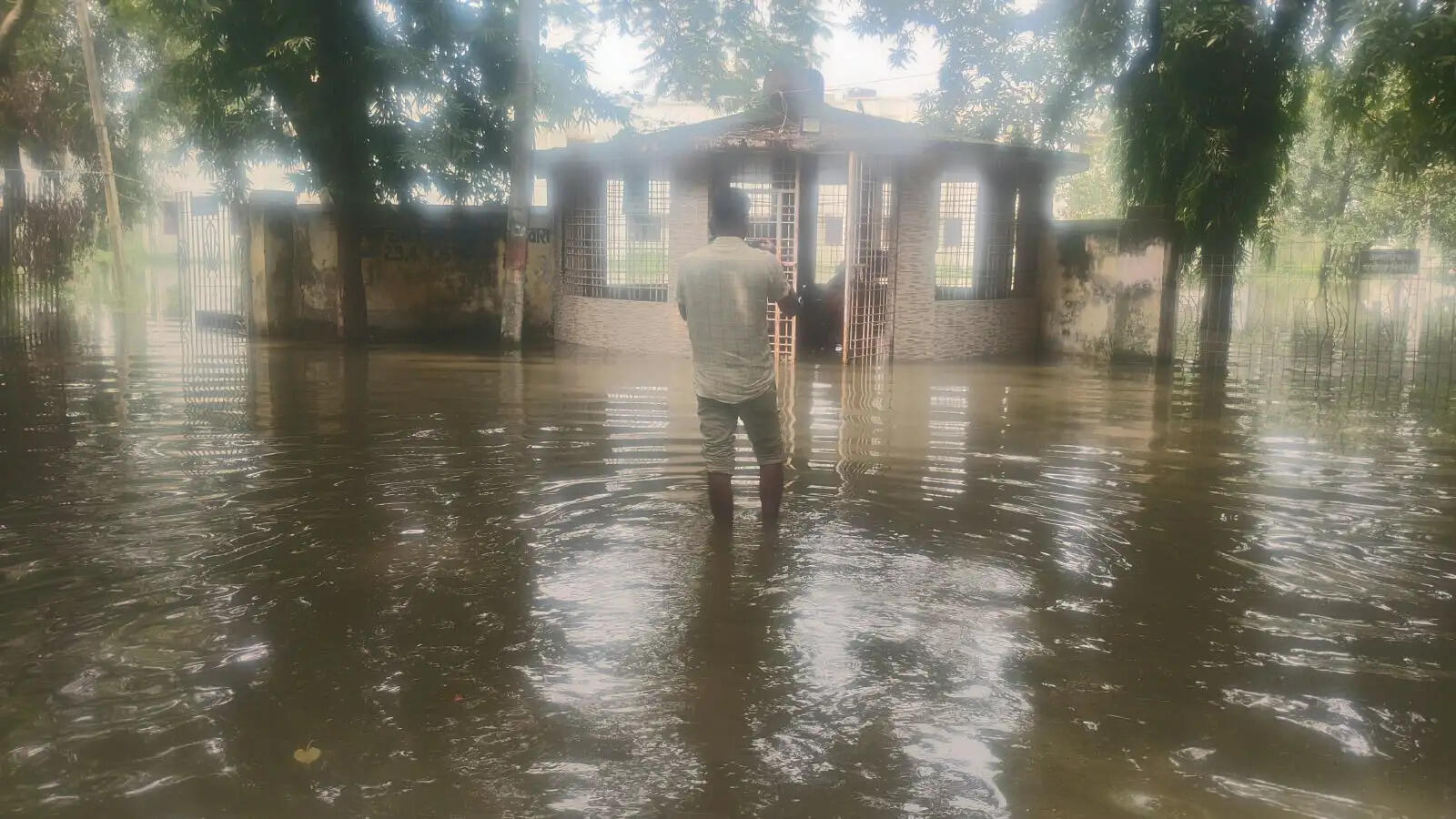 विश्वविद्यालय, हॉस्टल और कॉलोनियां जलमग्न, विस्थापितों का हंगामा