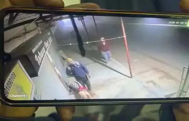 रेवाड़ीः चोरों ने तोड़े डेढ़ दर्जन दुकानों के ताले, चोर सीसीटीवी में हुए कैद