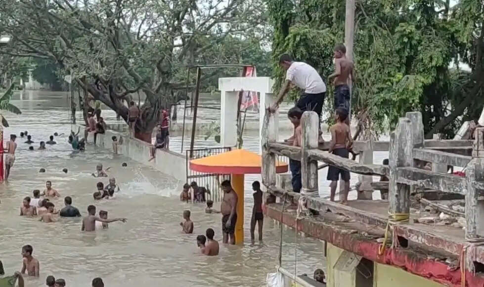 बाढ़ के बीच युवाओं के खतरनाक स्टंट, मंडरा रहा बड़ा हादसा