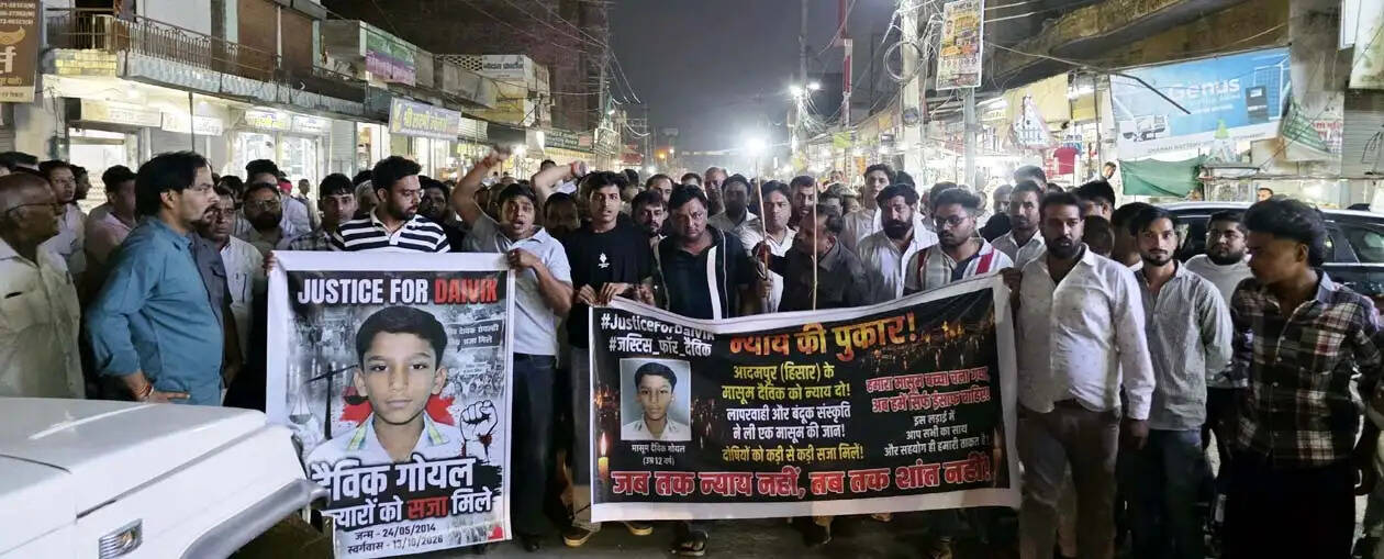 हिसार : दैविक को इंसाफ दिलाने के लिए सड़कों पर उतरा आदमपुर, पुलिस की कार्रवाई पर फूटा लोगों का गुस्सा