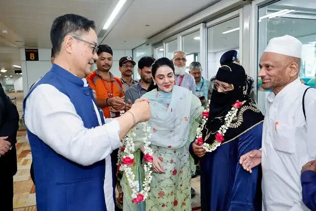 हाजियों की वापसी शुरू, अल्पसंख्यक कार्य मंत्री रिजिजू ने हवाई अड्डे पर स्वागत किया&nbsp;