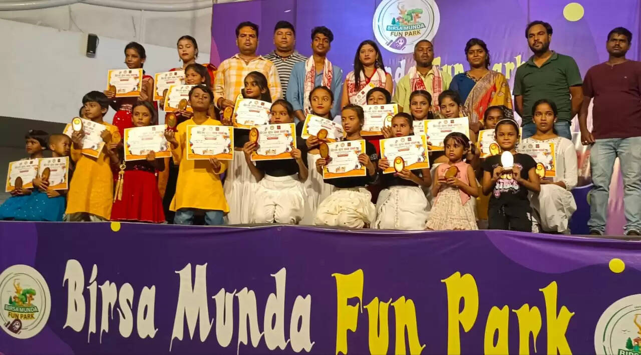 एकेडमी के बच्चों ने नृत्य से लोगों का मोहा मन