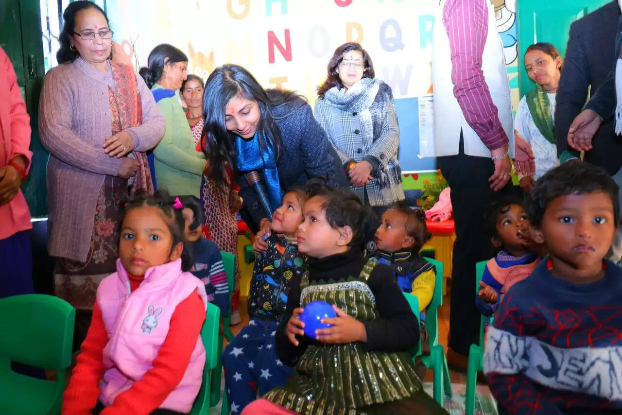 जिलाधिकारी ने धुआंमुक्त रसोई और डिजिटली स्मार्ट आंगनबाड़ी केंद्रों का किया शुभारंभ