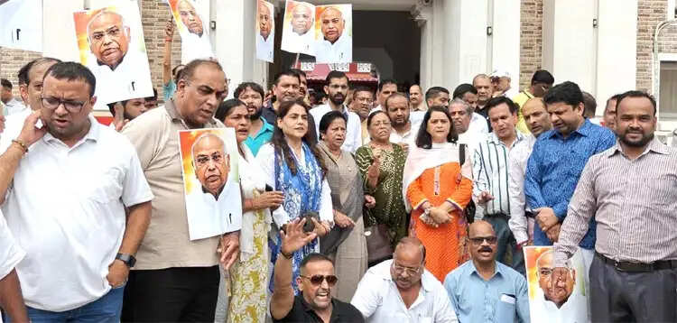 खड़गे की रैली के बाद मंच के ‘शुद्धिकरण’ के आरोप पर कांग्रेस का प्रदर्शन, कार्रवाई की मांग