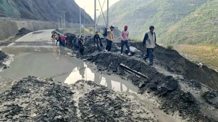 राष्ट्रीय राजमार्ग 44 बंद होने के कारण दूल्हे ने अपने परिवार के साथ विवाह स्थल तक पैदल ही यात्रा करने का किया फैसला