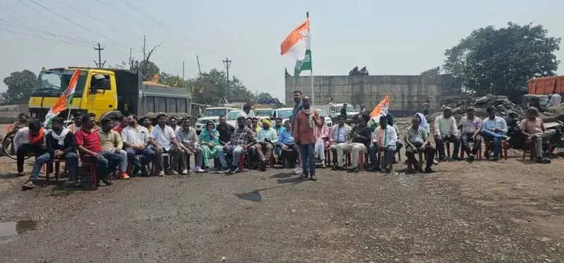 कोरबा : इमलीछापर चौक पर चक्काजाम शुरू: अधूरा ओवरब्रिज व फोरलेन निर्माण के विरोध में सड़क पर उतरे लोग