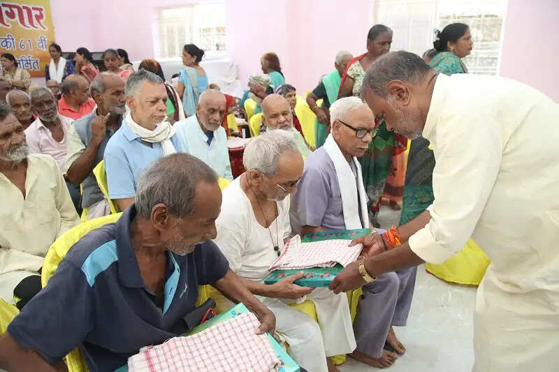 भोपालः वृद्धाश्रम पहुंचे मंत्री कुशवाह, बोले- वरिष्ठजन की सेवा ही मानवता की सच्ची सेवा