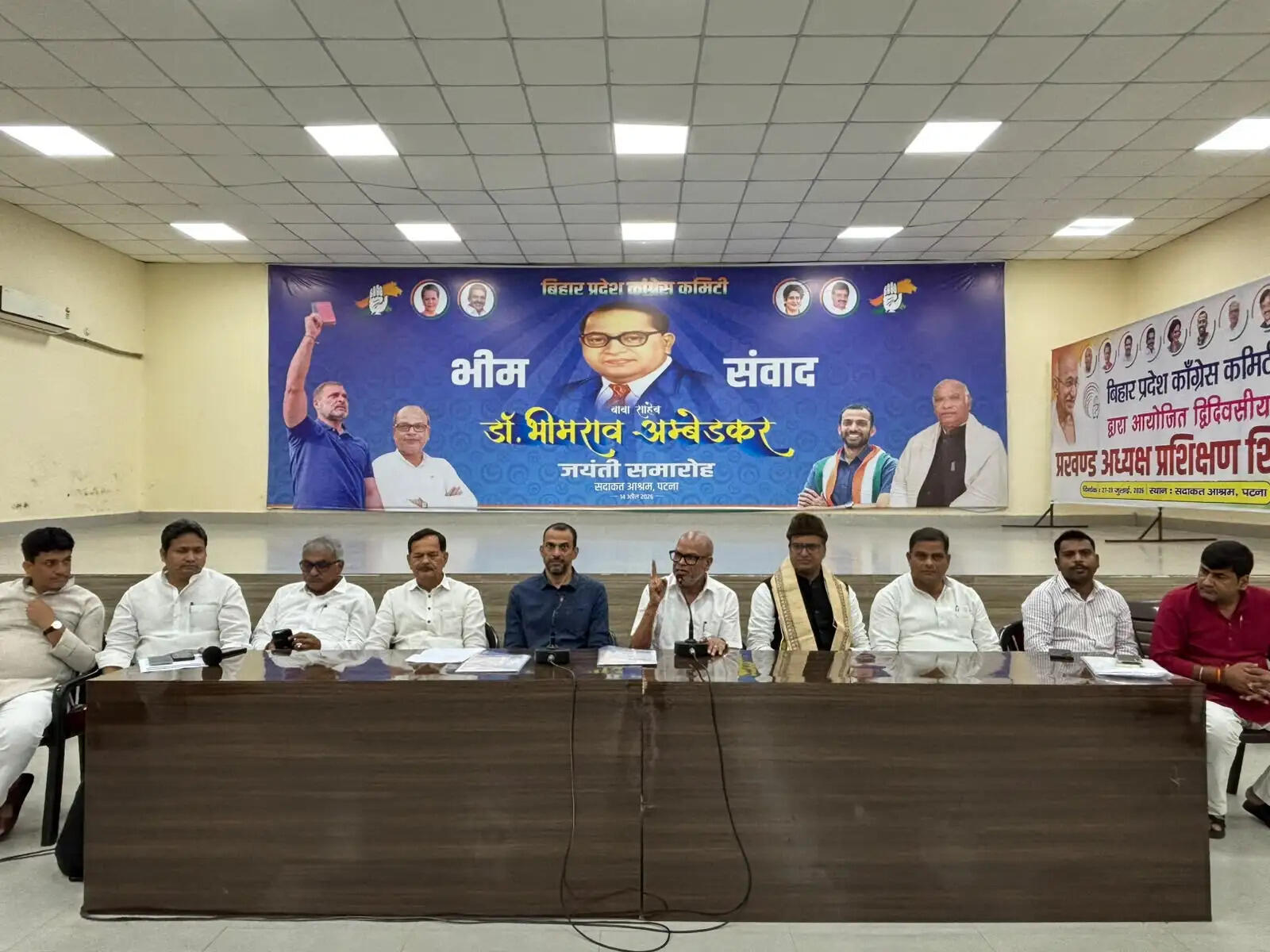 कांग्रेस ने संगठन सृजन अभियान के तहत की समीक्षा बैठक