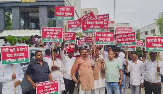 प्रयागराज में अखिलेश यादव के दौरे के दौरान मेजा विधायक से नाराज लोगों ने किया विरोध प्रदर्शन