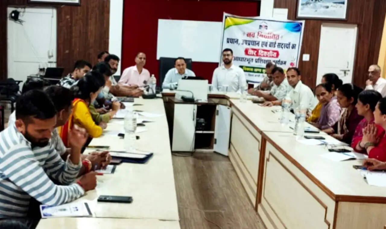 नवनियुक्त पंचायत प्रतिनिधियों को भूमि विवाद और वन कानूनों की दी जानकारी