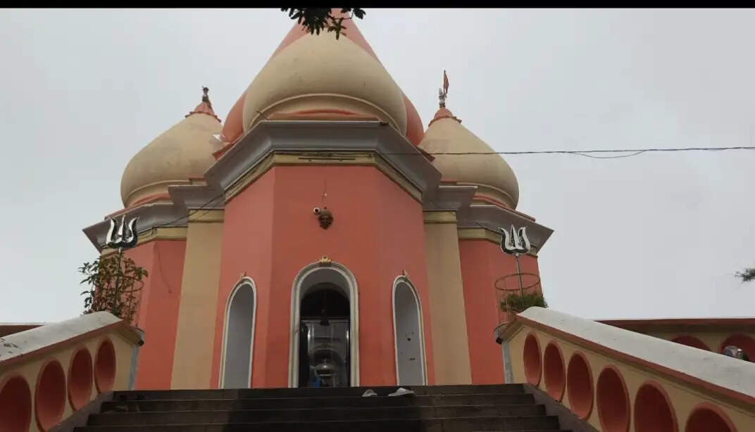 श्रावण मास में सोमवार को शिवालयों में उमड़ रही श्रद्धालुओं की भीड़