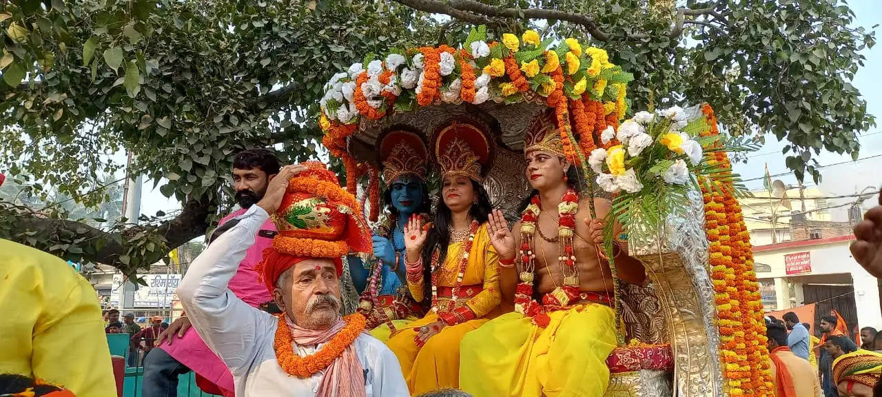 जय श्रीराम उदघोष के साथ अक्षत कलश शोभायात्रा में उमड़ी श्रद्धालुओं की भीड़