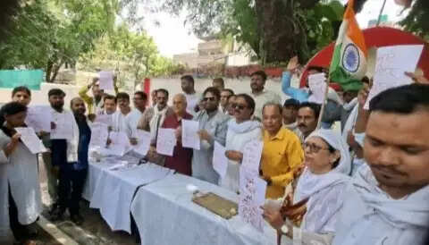 स्मार्ट मीटर को बताया खूनी मीटर, विरोध में ऊर्जा मंत्री को खून से लिखा पत्र