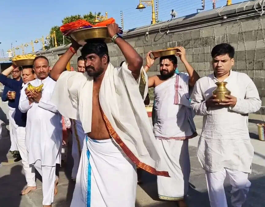 जम्मू के तिरुपति बालाजी मंदिर में विशेष अभिषेक, देश की खुशहाली के लिए की गई प्रार्थना