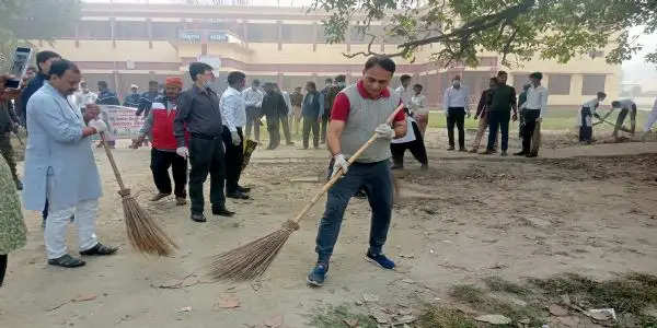 बेगूसराय में कचड़ा चुनते नजर आए सांसद राकेश सिन्हा