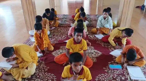 संस्कृत सप्ताह : भाषा क्रीड़ा एवं श्लोक अन्त्याक्षरी में बटुकों ने दिखाया उत्साह
