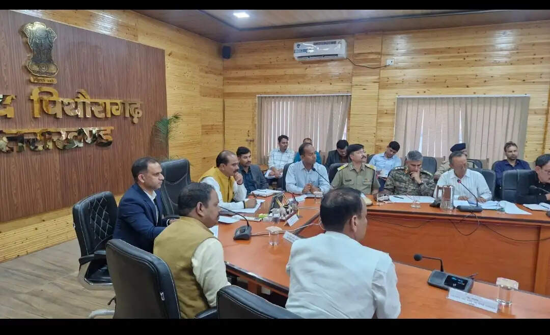 पिथौरागढ़ में सड़क सुधार कार्यों की समीक्षा, भूस्खलन प्रभावित क्षेत्रों के लिए करोड़ों रुपये स्वीकृत