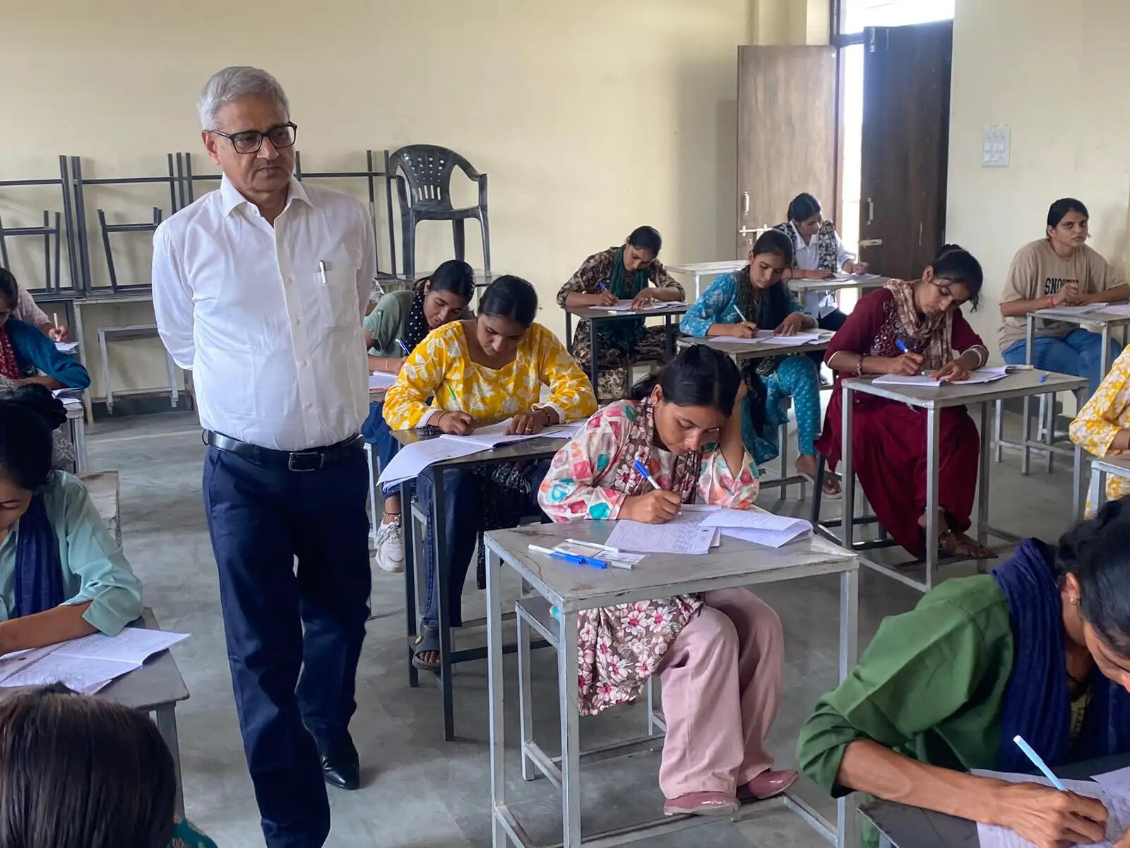 जेएनवीयू के कुलगुरु ने किया ग्रामीण क्षेत्रों के परीक्षा केंद्रों का निरीक्षण