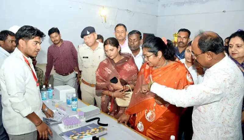 सिंगरौलीः प्रभारी मंत्री ने सरई में मल्टीस्पेशियलिटी मेगा स्वास्थ्य शिविर का किया अवलोकन