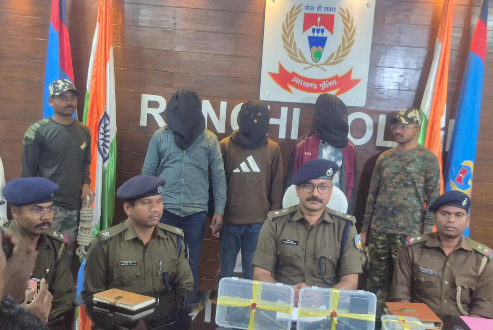 शराब दुकान पर फायरिंग करने वाले तीन अपराधी गिरफ्तार, हथियार और कारतूस बरामद